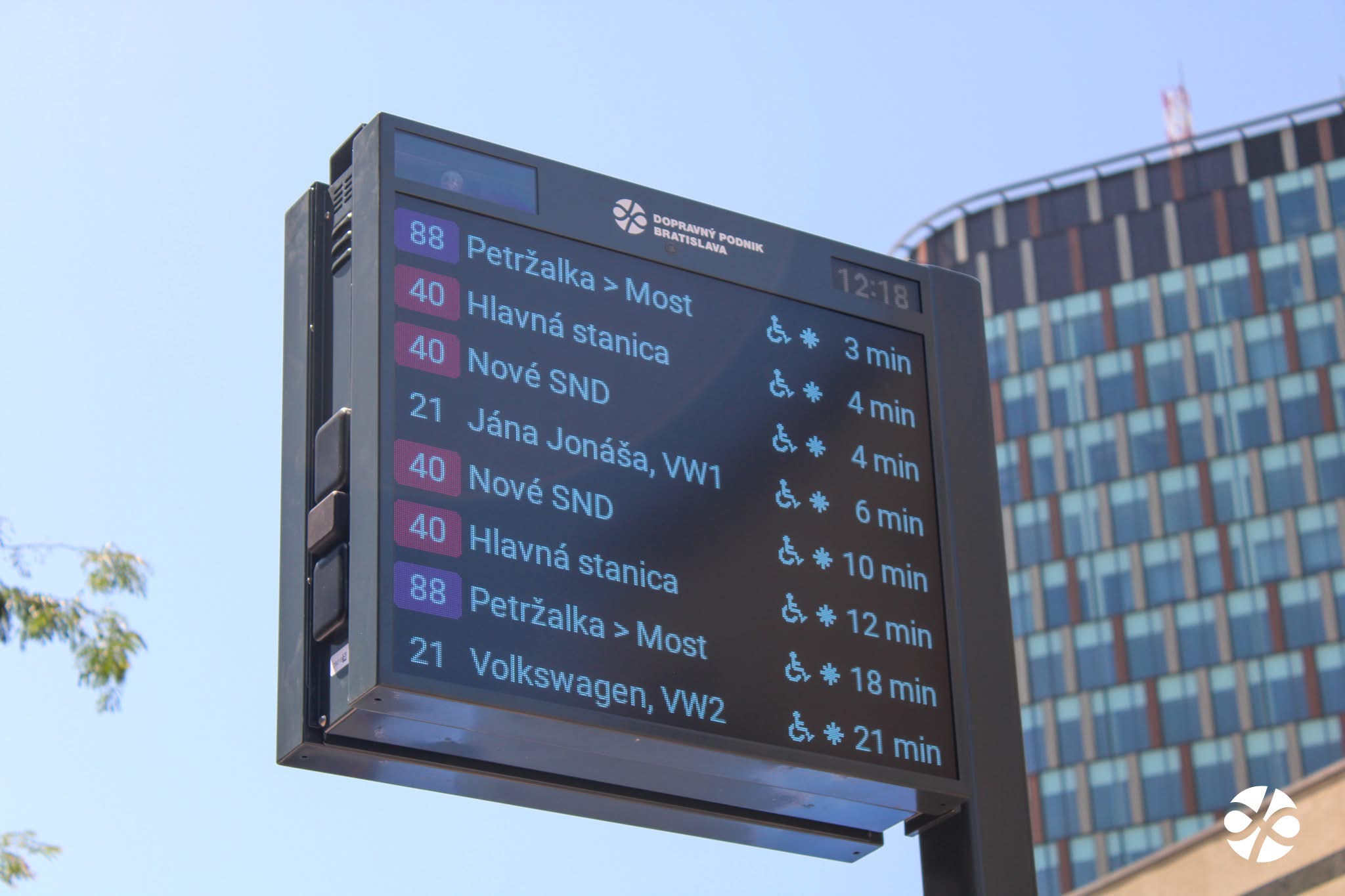 Accessible platform with tactile guidance leading to vehicle doors